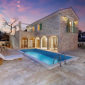https://villa-perina-biograd-something-completely-different.hotelinzadar.com