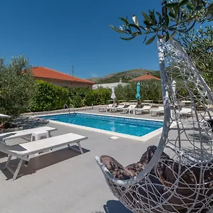 https://villa-vengo.splithotels.org
